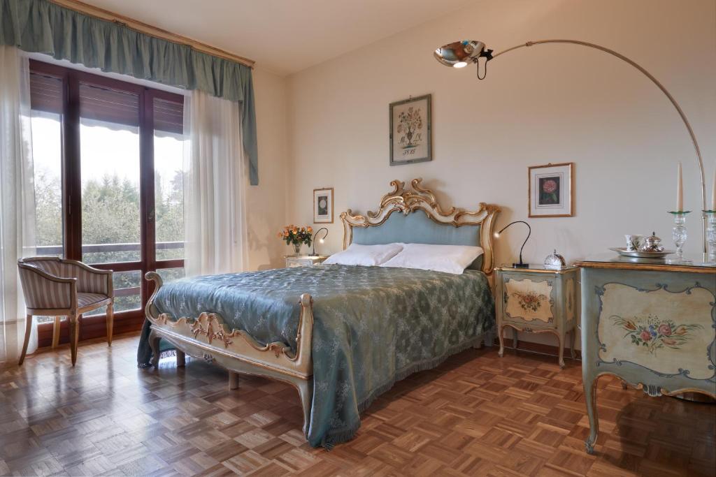 - une chambre avec un lit, une chaise et une fenêtre dans l'établissement Le Balze Camere in Villa, à Pérouse