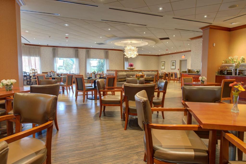 Restaurace v ubytování Holiday Inn Plainview-Long Island by IHG