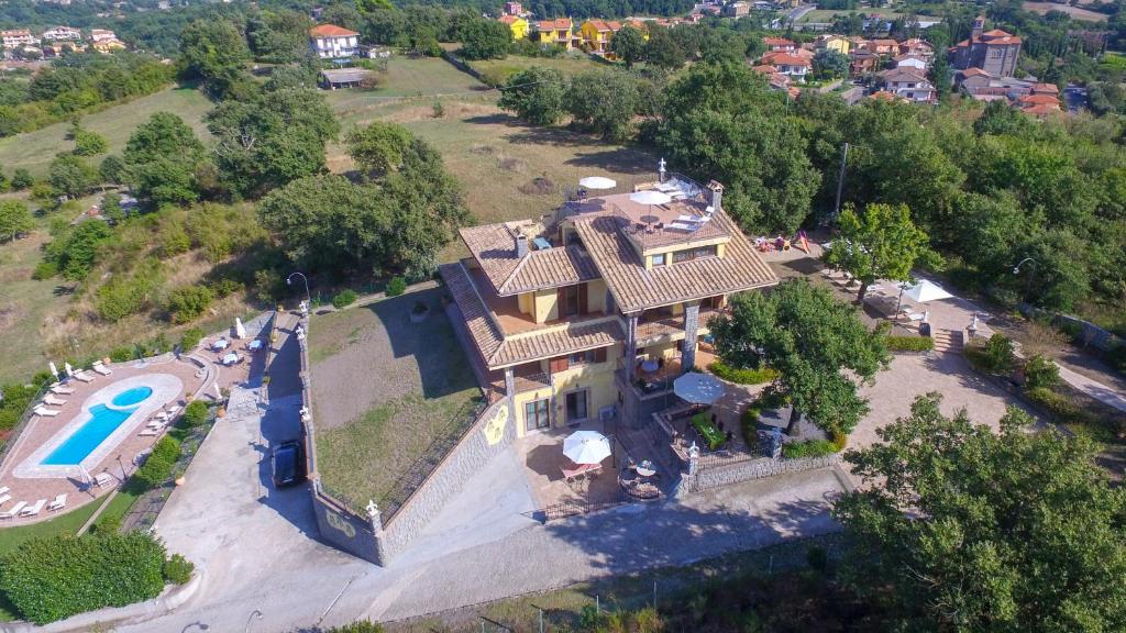 een luchtzicht op een groot huis met een zwembad bij I Gigli del Belvedere in Montefiascone