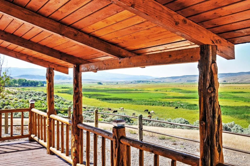 Balkón alebo terasa v ubytovaní Remote Antimony Log Cabin with Green Meadow Views!
