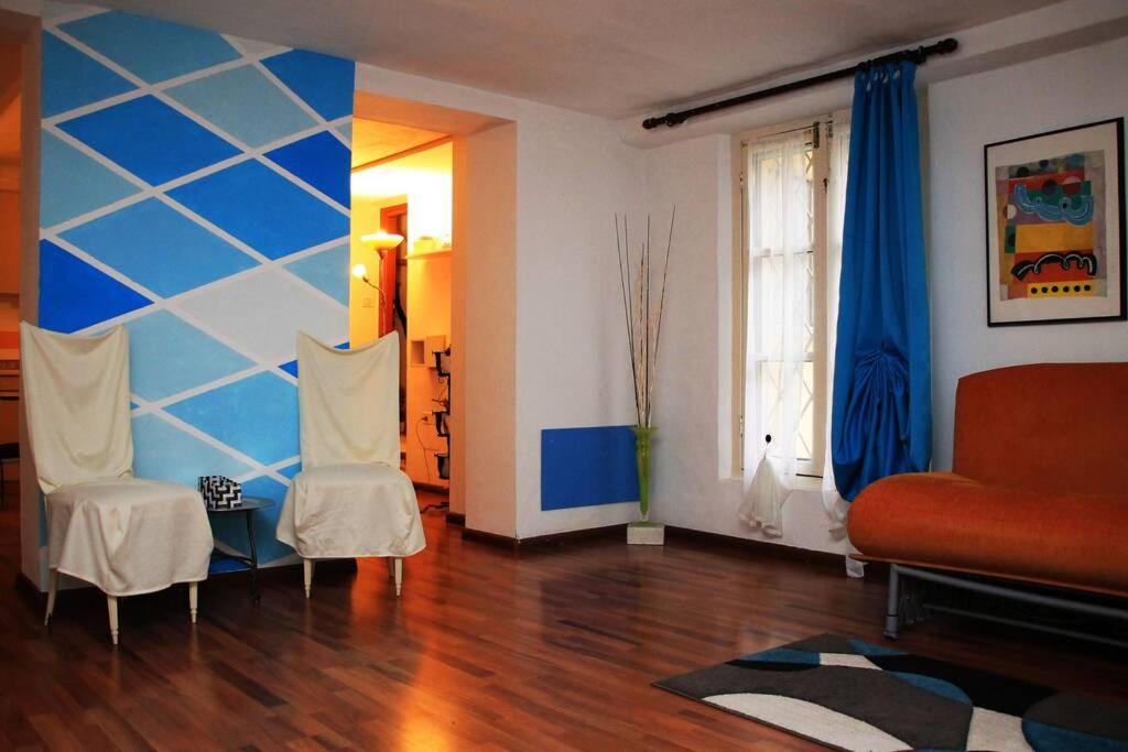 - un salon avec un canapé et deux chaises dans l'établissement appartamento nel cuore di Asti, à Asti