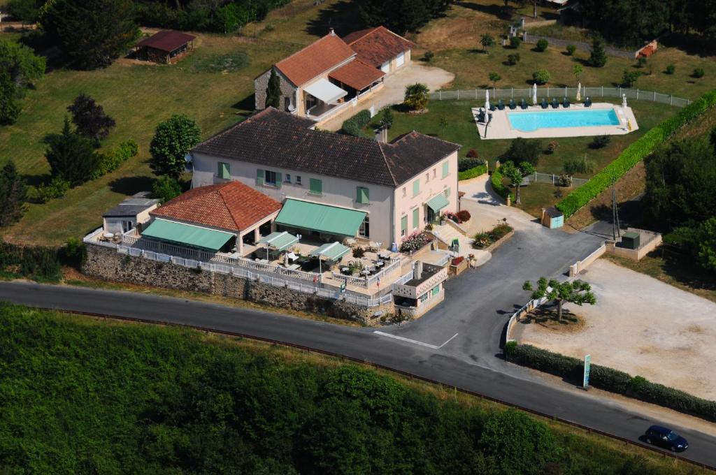 an aerial view of a house with a pool at Les BALCONS de L'ESPERANCE in Limeuil