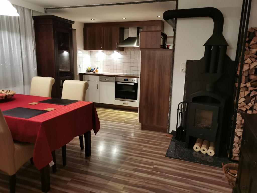 ein Wohnzimmer mit einem Tisch und einem Kamin in der Unterkunft Ferienwohnung Außerdorf in Wiesing