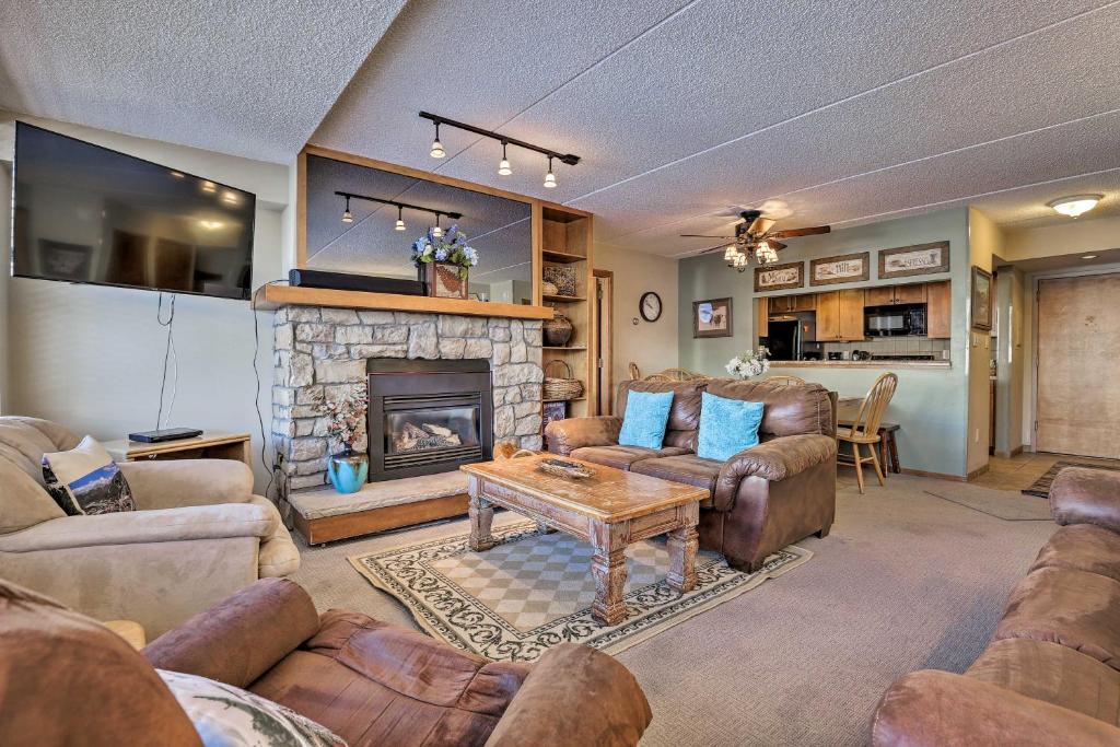 sala de estar con muebles de cuero y chimenea en Copper Mountain Condo Walk to American Eagle Lift, en Copper Mountain