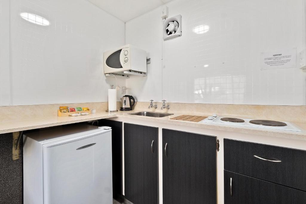 Kuchyň nebo kuchyňský kout v ubytování Central Gateway Motel