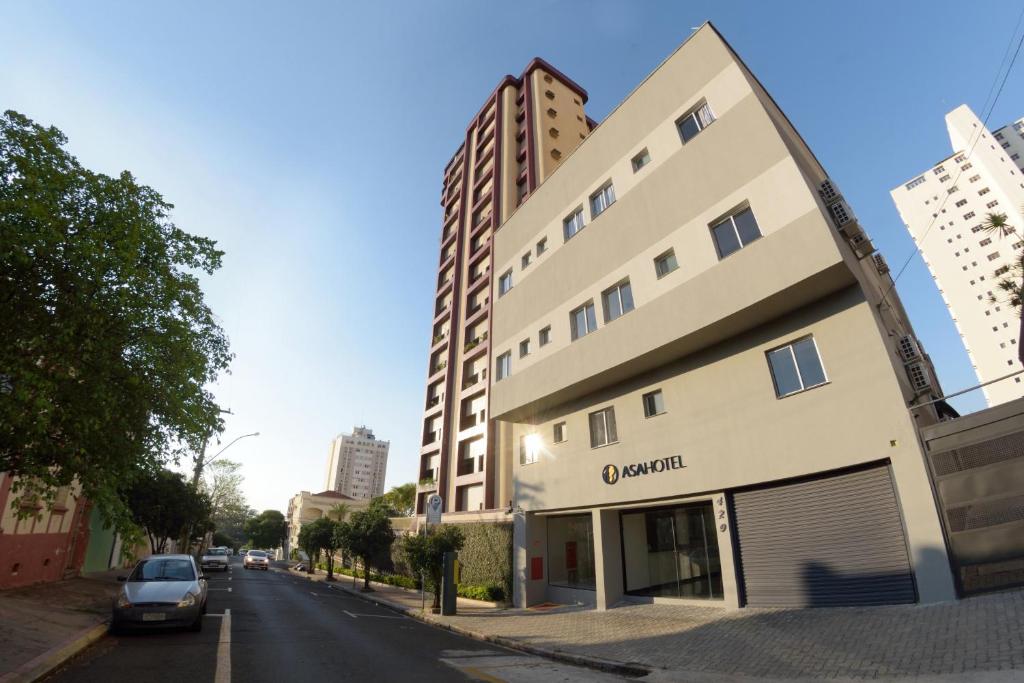 a building on the side of a street at Asa Hotel in Piracicaba