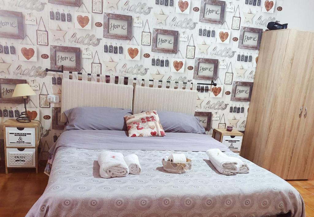 ein Schlafzimmer mit einem Bett mit Handtüchern darauf in der Unterkunft Iris Appartamenti in Santa Maria La Carità