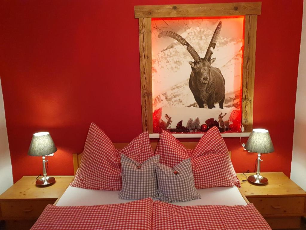 キルヒベルク・イン・チロルにあるLandhaus Ederの赤いベッドルーム(赤と白の枕付きのベッド付)