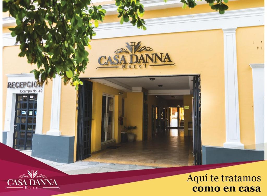 科利馬的住宿－Hotel Casa Danna，带有读卡萨戴安娜标志的建筑