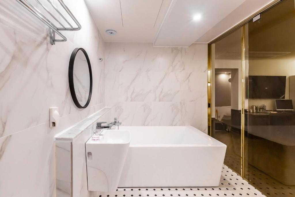 Browndot Hotel Sasang Renecite - 