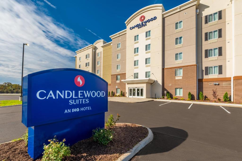 Candlewood Suites Cookeville, an IHG Hotel في كوكفل: علامة الفندق أمام المبنى