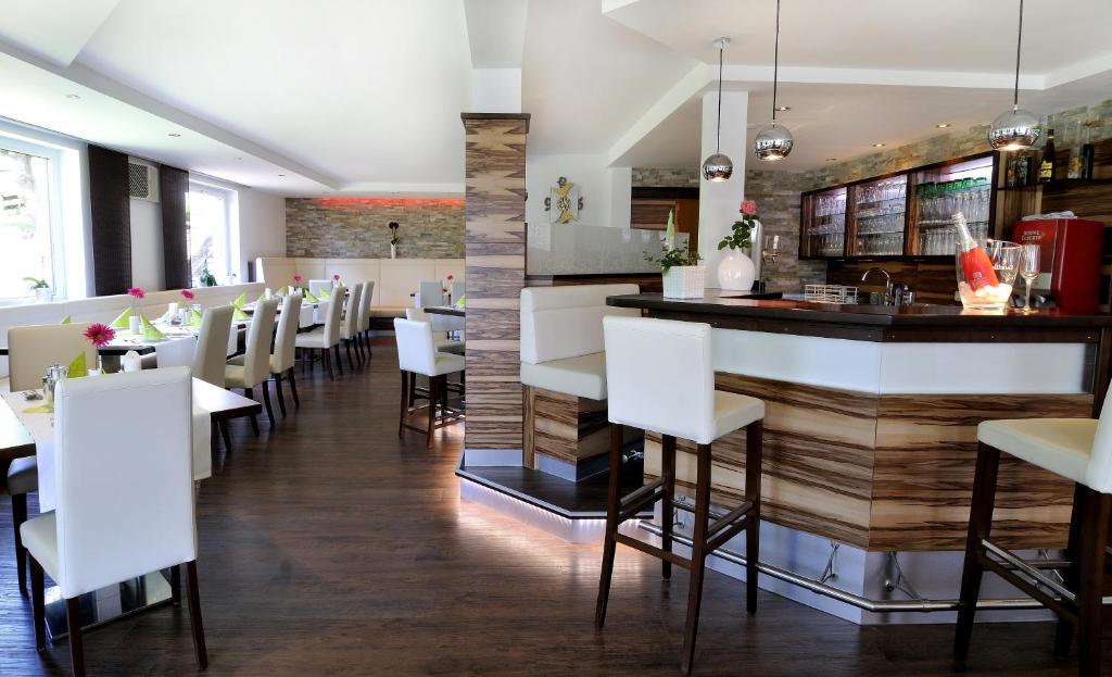 Reštaurácia alebo iné gastronomické zariadenie v ubytovaní Panorama Hotel Traunstein