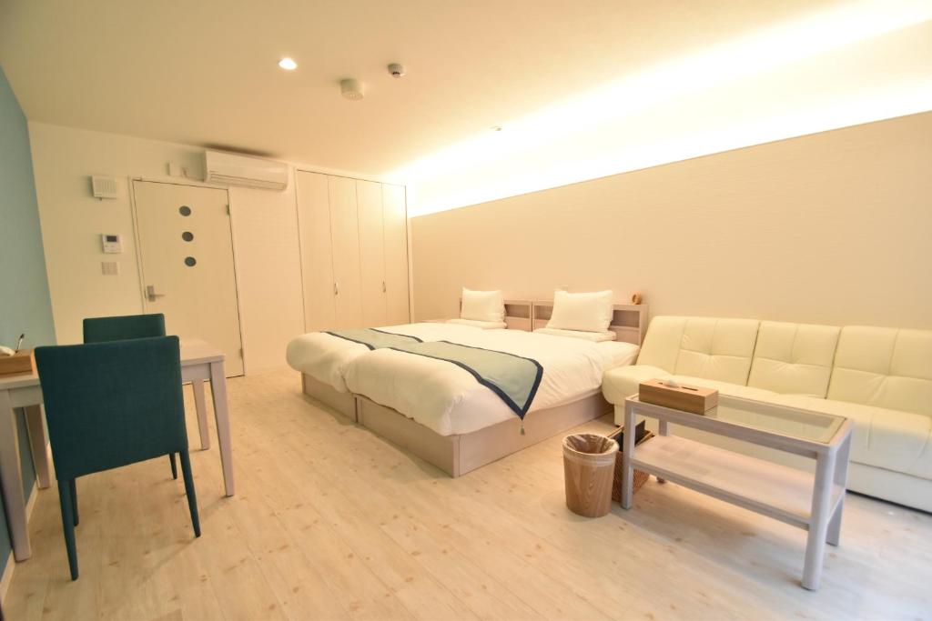 Postel nebo postele na pokoji v ubytování Pine Hills Hotel Miyakojima