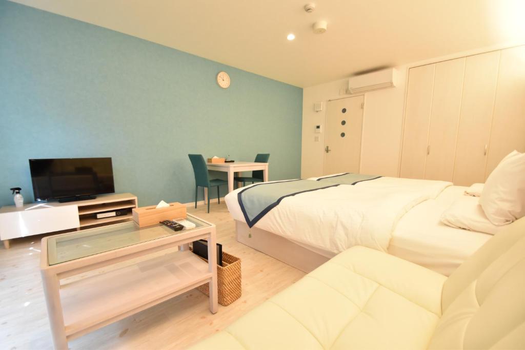 TV a/nebo společenská místnost v ubytování Pine Hills Hotel Miyakojima