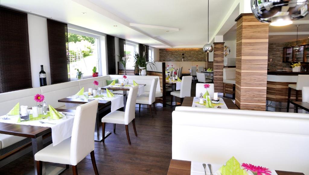 Reštaurácia alebo iné gastronomické zariadenie v ubytovaní Panorama Hotel Traunstein