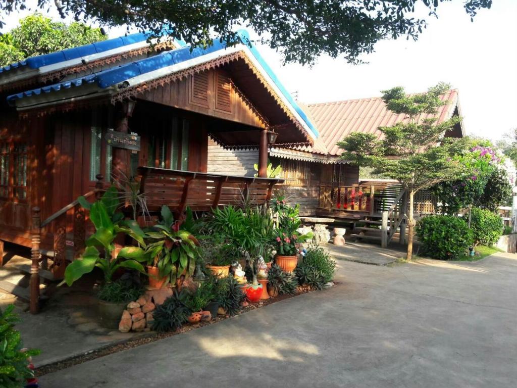 a house with a bunch of plants in front of it at Ban Mai Suay Resort Pak Chong in Nong Nam Daeng