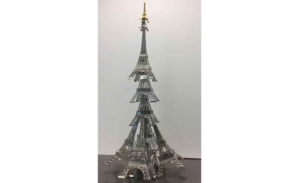 Un árbol de Navidad de la torre Eiffel plateada en Toit pour Vous Chambre d'hôtes, en París