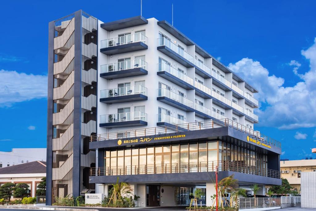 een weergave van het Royal Bay hotel bij LAPIN MIHAMA Residence Hotel in Chatan
