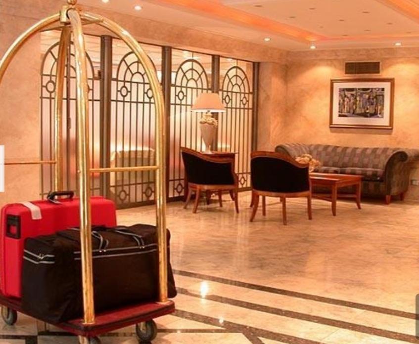 un vestíbulo de hotel con un carrito de equipaje en una habitación en Millennium Apartments en Mendoza