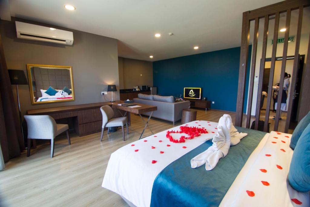 Postel nebo postele na pokoji v ubytování Goldenbay Hotel