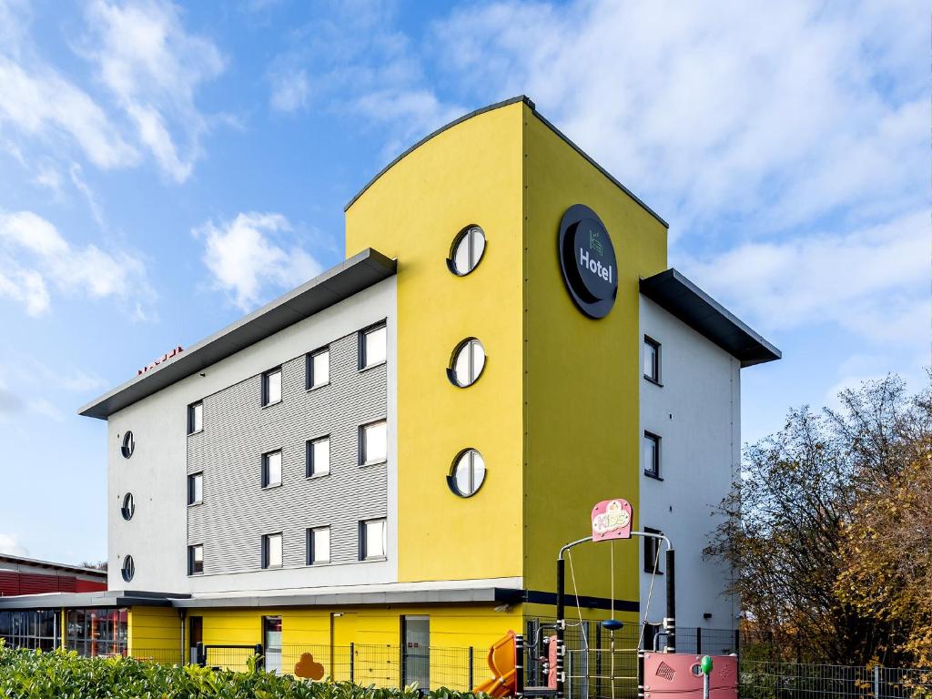 a building with a clock on the side of it at Hotel Rhynern Nord in Rhynern