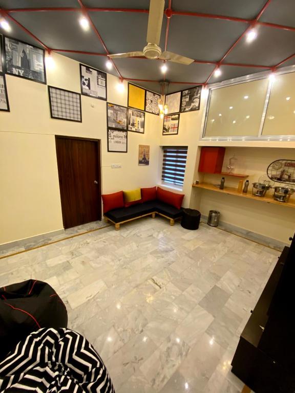 ein Wohnzimmer mit einem Sofa in einem Zimmer in der Unterkunft Backpackers Den in Lucknow