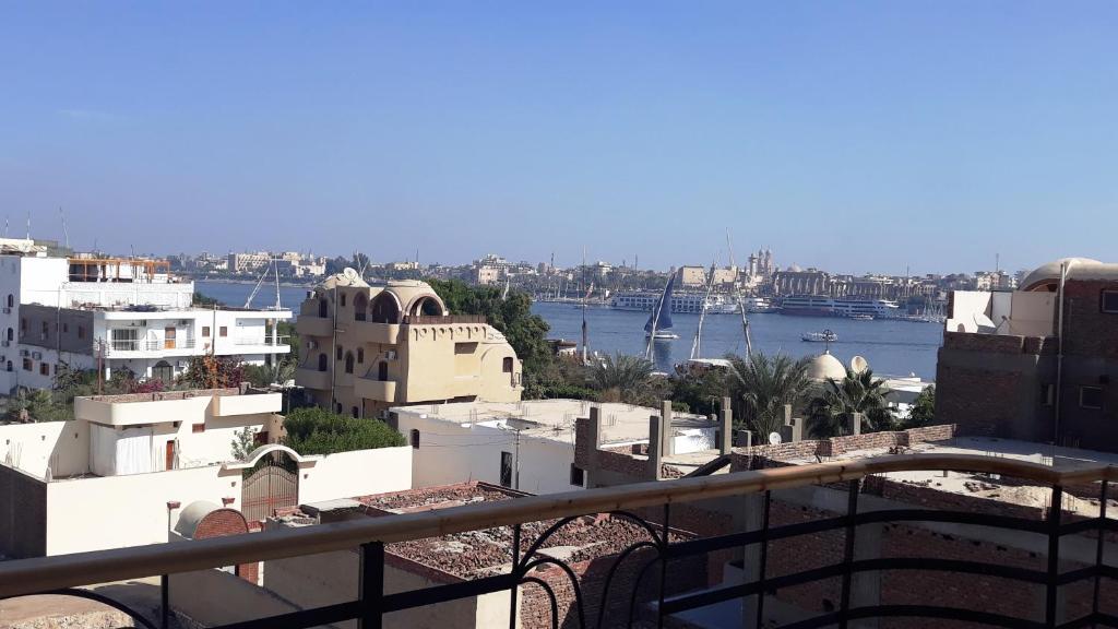 vista su una città con edifici e porto di New Modern Flats a Luxor