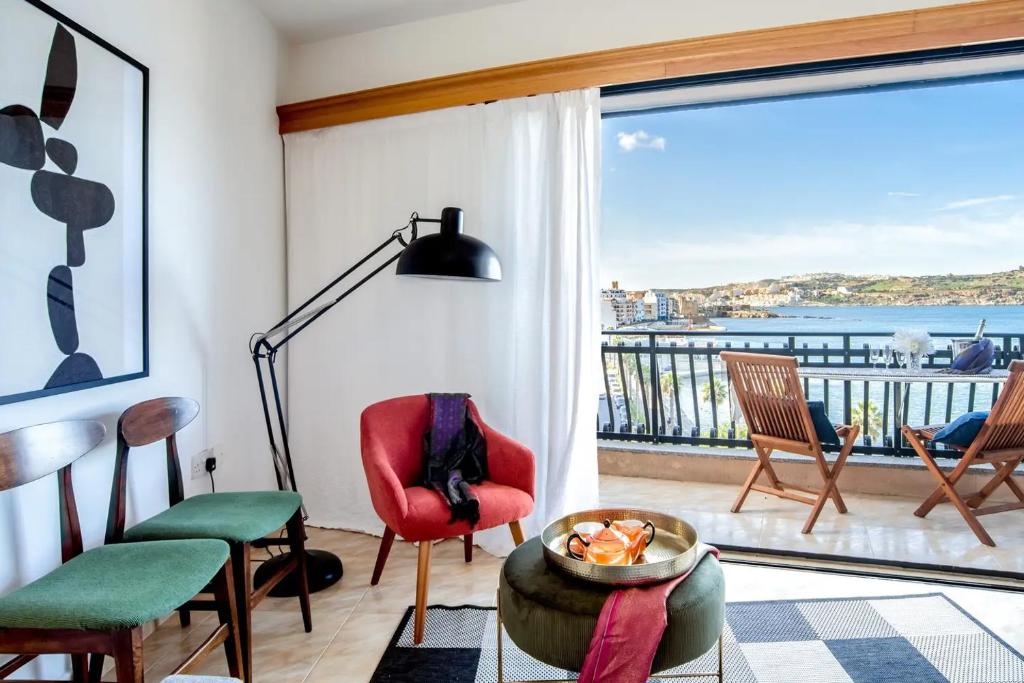 ein Wohnzimmer mit Meerblick in der Unterkunft Escape to Paradise in St Paul's Bay