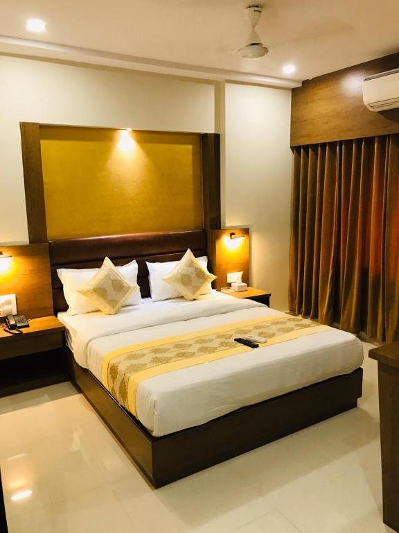 Postel nebo postele na pokoji v ubytování Hotel Crystal Luxury Inn- Bandra