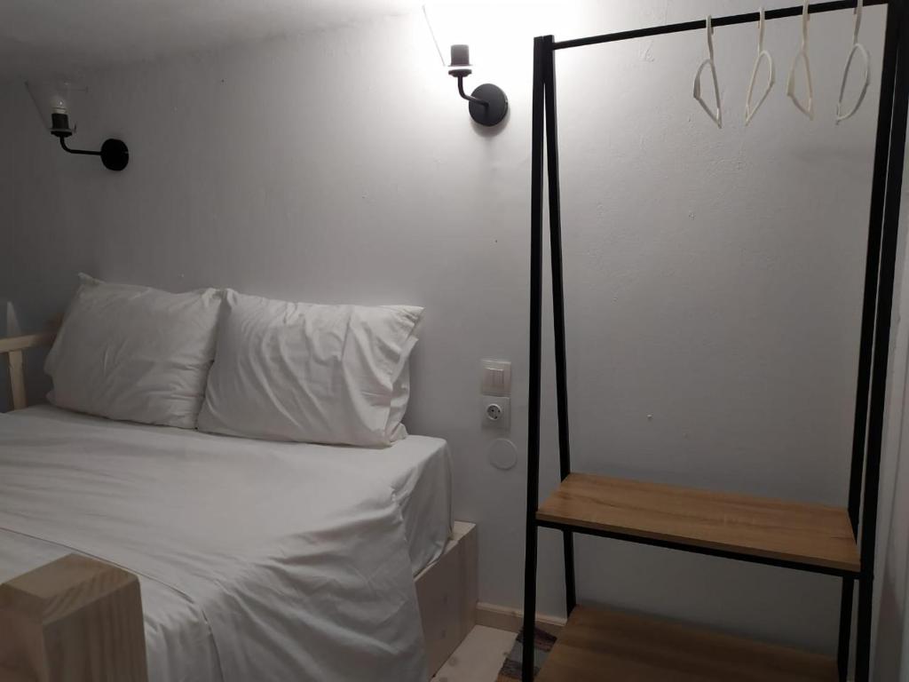 Postel nebo postele na pokoji v ubytování Kalymnos Studio just4two