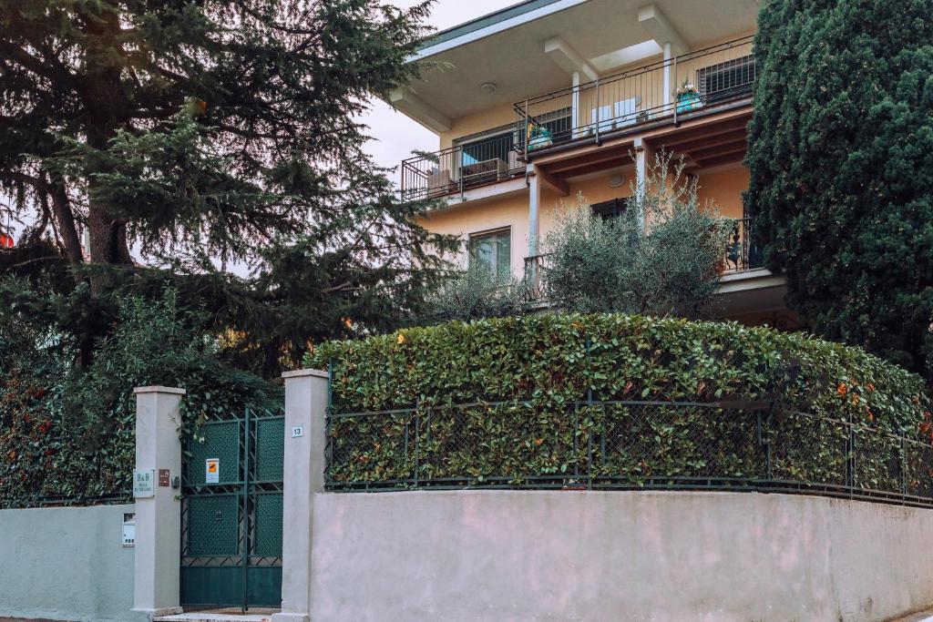 ogrodzenie przed domem z żywopłotem w obiekcie Bed&Breakfast Relax In The Lake w mieście Desenzano del Garda