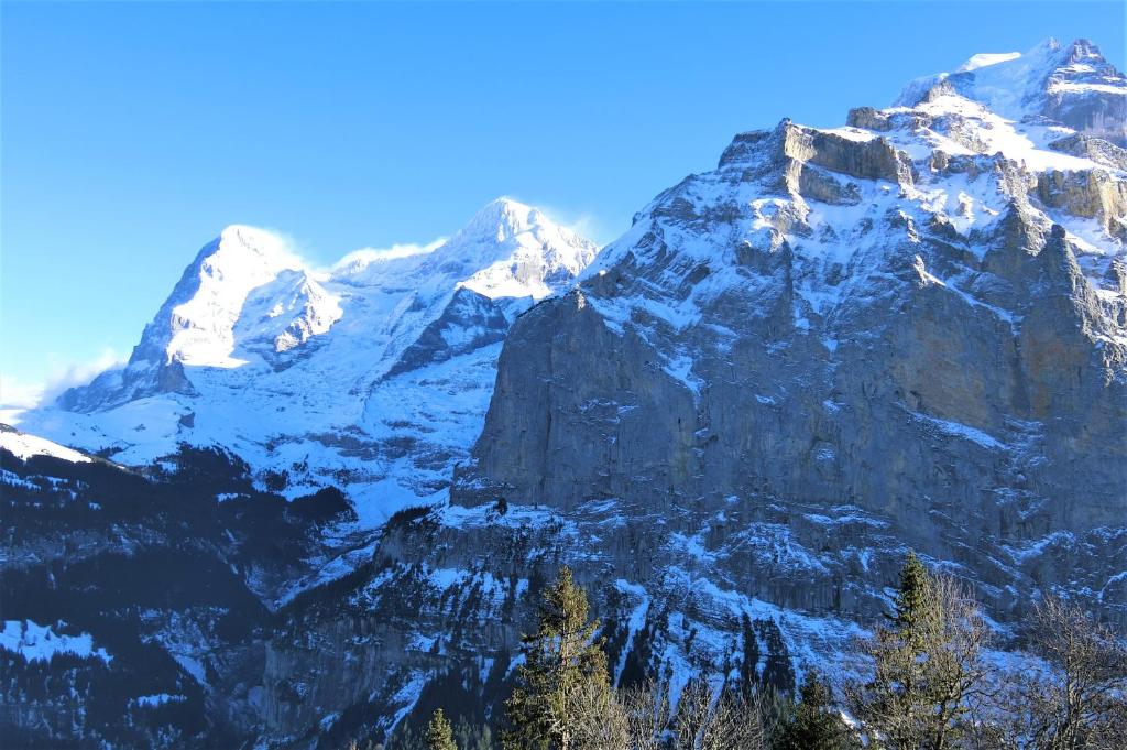 Vista generica sulle montagne o vista sulle montagne dall'interno dell'appartamento