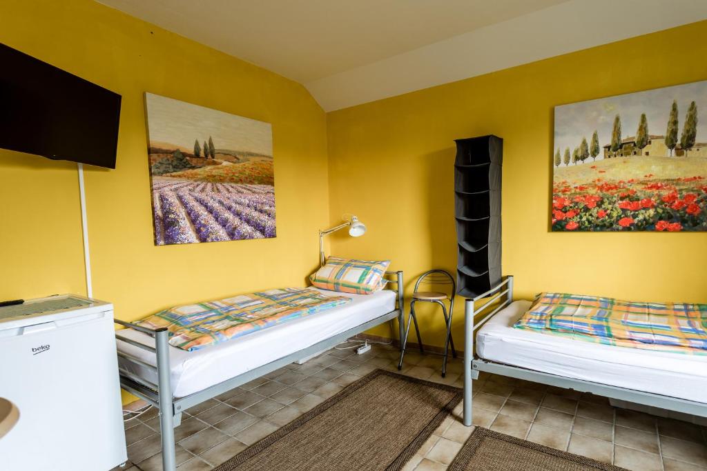 Postel nebo postele na pokoji v ubytování Elbdeichkoje de Monteure & Urlauber