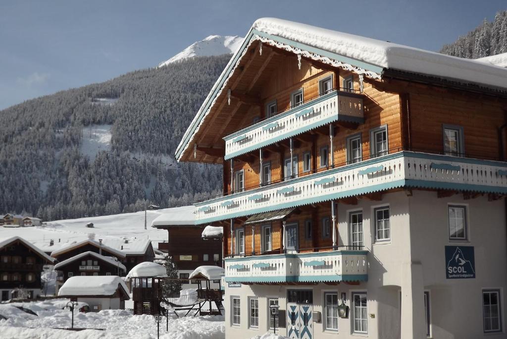 Nespecifikovaný výhled na hory nebo výhled na hory při pohledu z hotelu