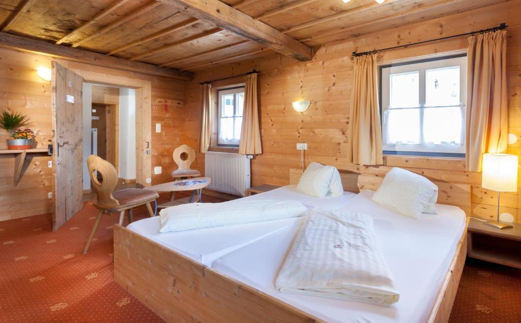 Postel nebo postele na pokoji v ubytování SCOL Sporthotel Großglockner