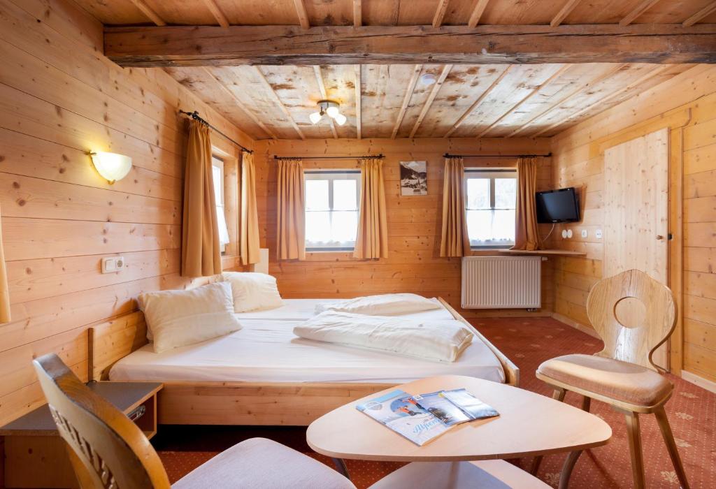 Postel nebo postele na pokoji v ubytování SCOL Sporthotel Großglockner