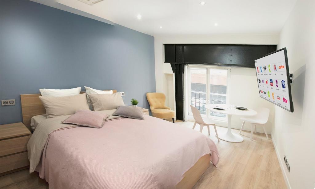 une chambre avec un grand lit et un bureau dans l'établissement Apart 1 opera · Modern studio fully furnished, à Paris