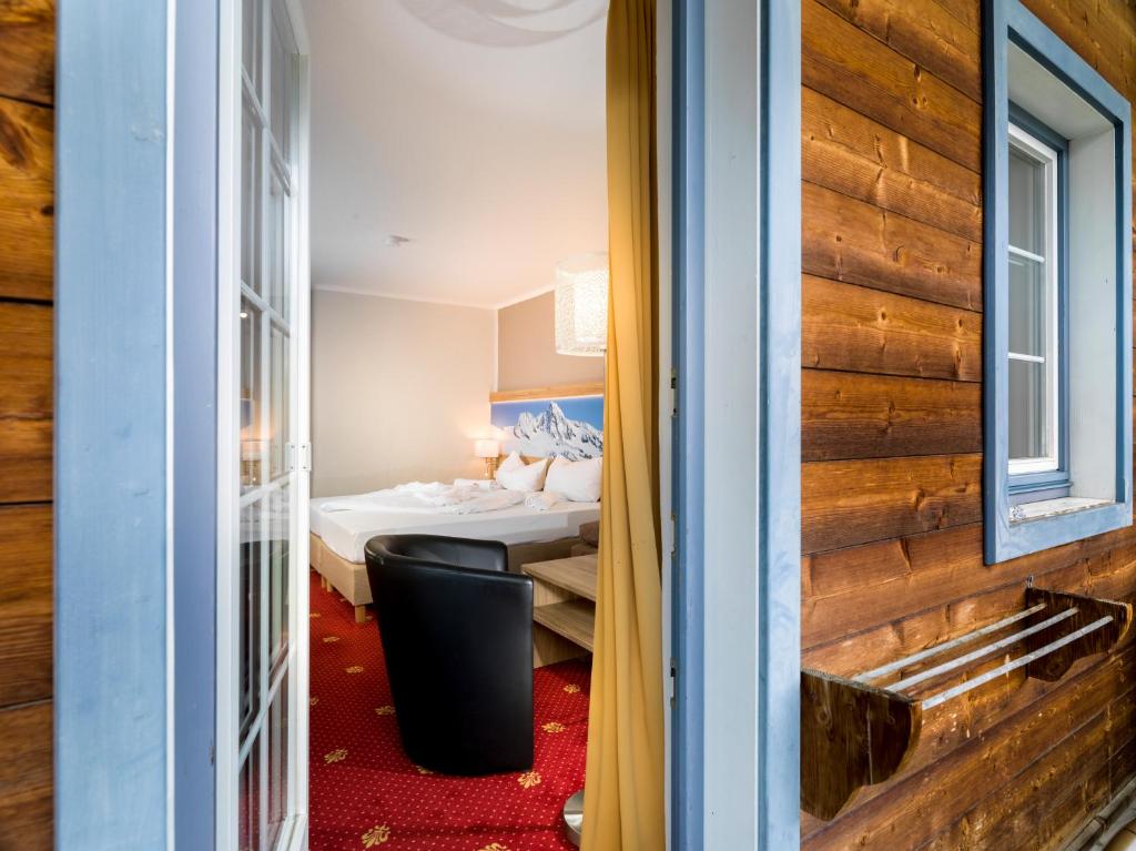 Postel nebo postele na pokoji v ubytování SCOL Sporthotel Großglockner