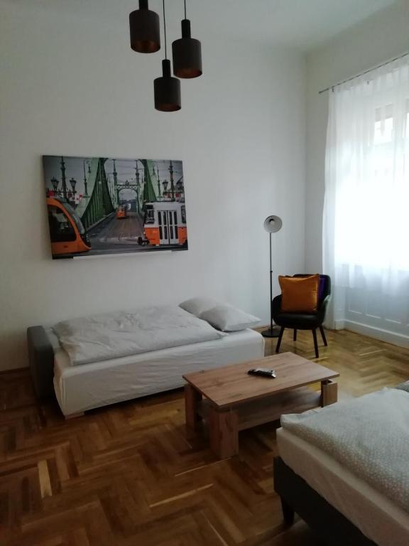 Posteľ alebo postele v izbe v ubytovaní Luxury new cozy flat at Dob street nearby Gozsdu court