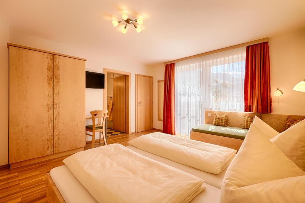 pokój hotelowy z dwoma łóżkami i stołem w obiekcie Appartementhaus Berger w mieście Grossarl