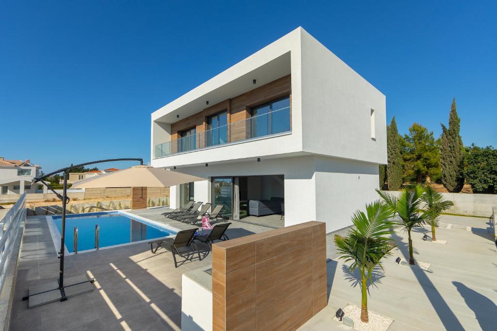 ein modernes Haus mit einem Pool in der Unterkunft Villa Andre, walking distance to Coral Bay in Peyia