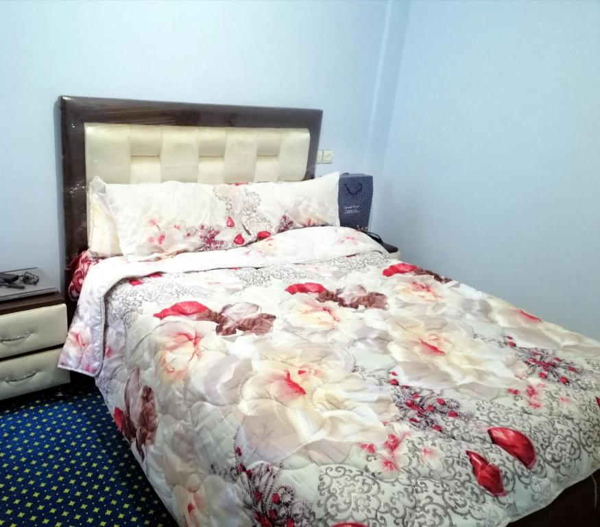 ein Schlafzimmer mit einem Bett mit Blumen darauf in der Unterkunft Best Room in Fès