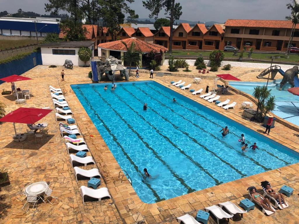 une vue aérienne d'une piscine avec des gens dedans dans l'établissement Eduardos Park Hotel - Próximo ao Animália, à Cotia