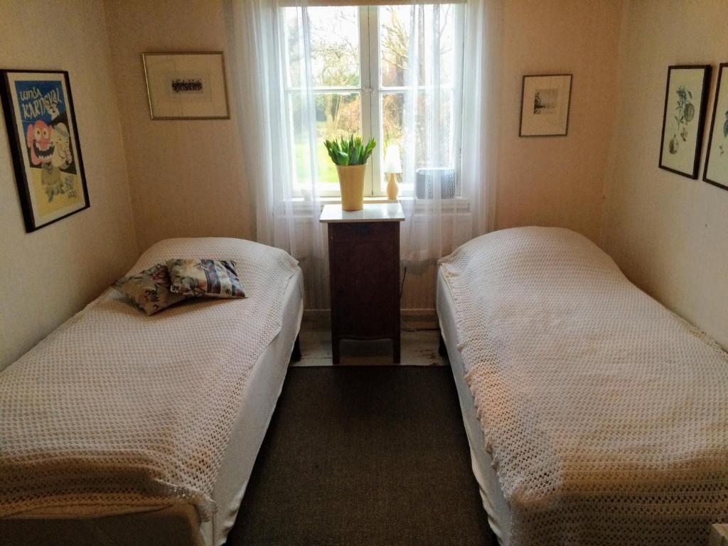 Postelja oz. postelje v sobi nastanitve Gårdshus Torget Åhus