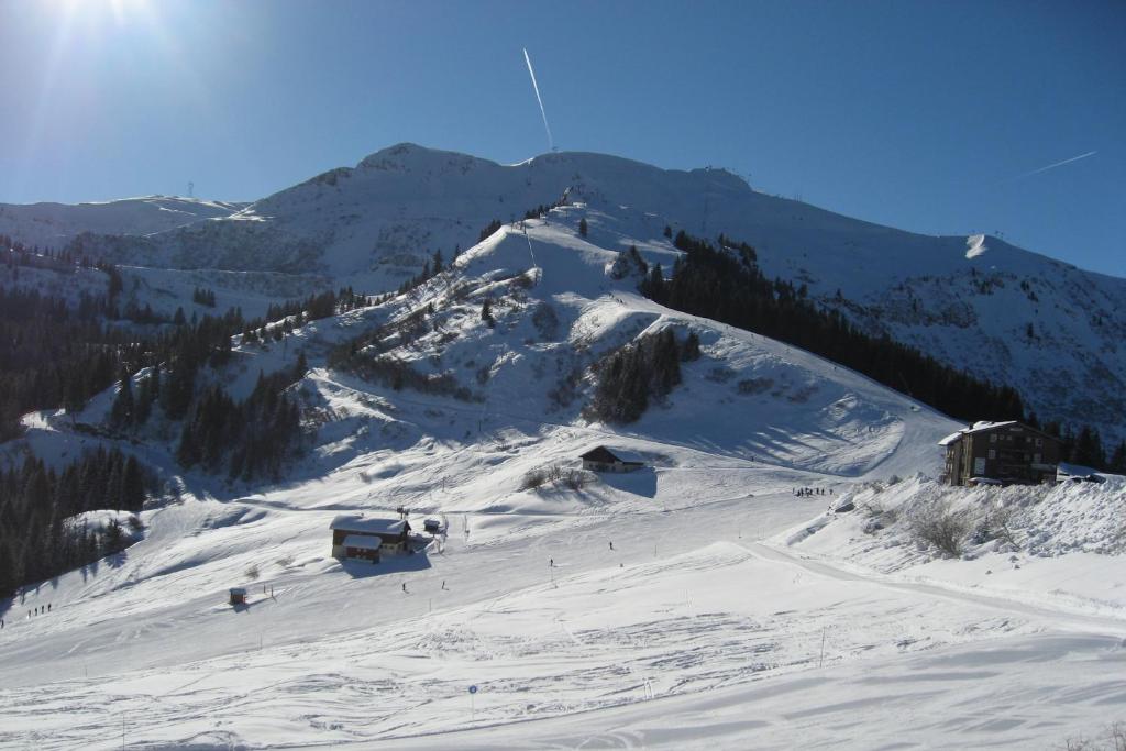 薩莫安斯的住宿－Giffre，雪覆盖的山中,有滑雪缆车