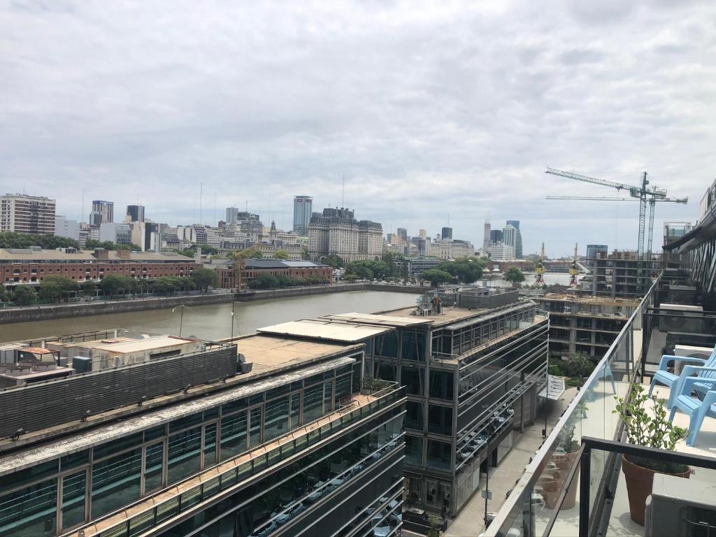 vistas a una ciudad con río y edificios en Lumiere Puerto Madero en Buenos Aires