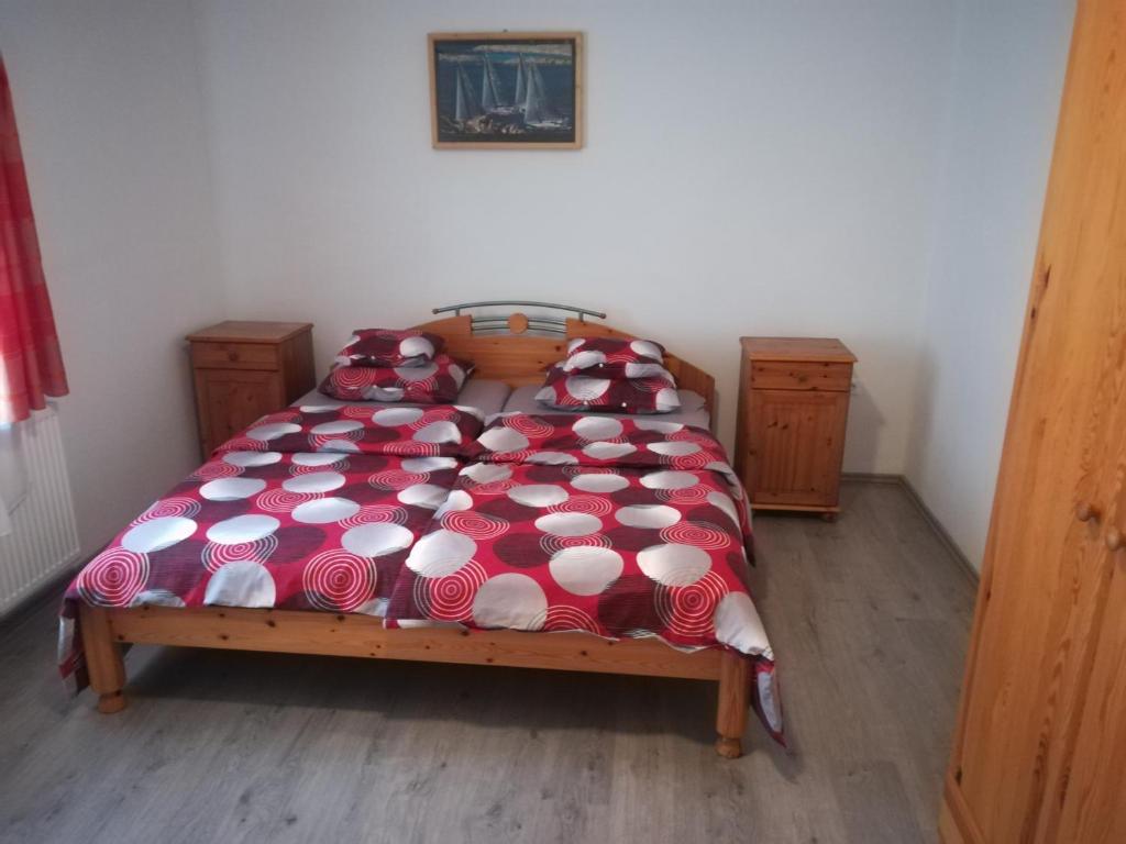 Postel nebo postele na pokoji v ubytování Sümegi Levendula Apartmanok
