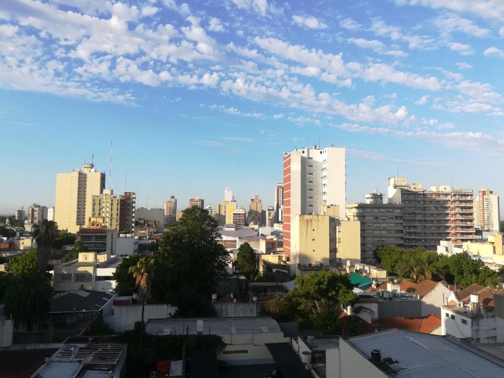 - une vue sur les toits de la ville et les bâtiments dans l'établissement Semipiso en Las Lomitas, à Lomas de Zamora