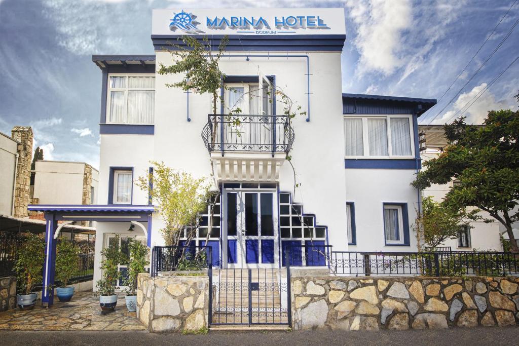 Biały budynek z napisem w obiekcie Marina Hotel Bodrum w Bodrum