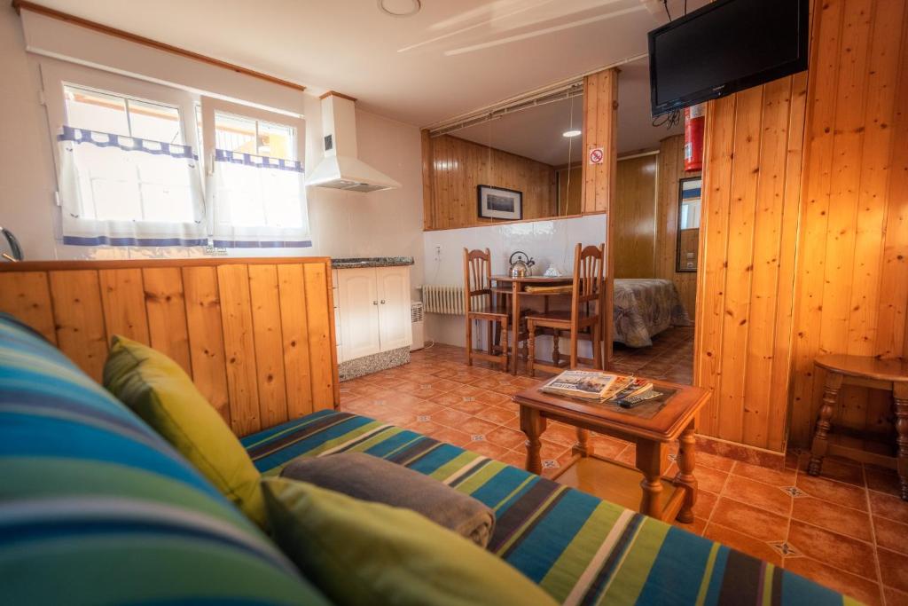 Una televisión o centro de entretenimiento en Apartamentos Cudillero